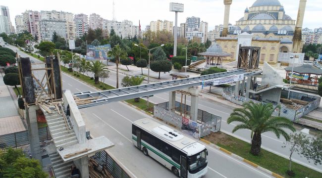 Adana'ya 9 adet asansörlü-yürüyen merdivenli üstgeçit