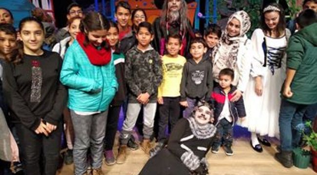 Çocuklar "Çizmeli Kedi"ye bayıldı