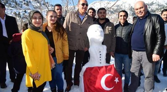 Elli bin Adanalı kardan adam yaptı