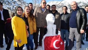 Elli bin Adanalı kardan adam yaptı