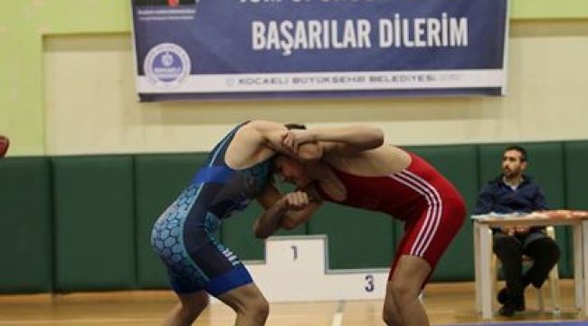 Kağıtsporlu minik güreşçiler turnuvada buluştu