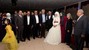 KARALAR DÜĞÜNE GİTTİ MİTİNGE DÖNÜŞTÜ