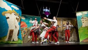 Karnesini alan tiyatroya koştu