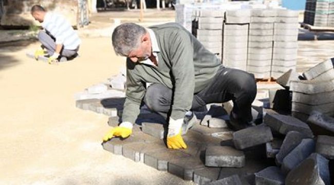 OKUL BAHÇESİNE PARKE TAŞI DÖŞENİYOR 