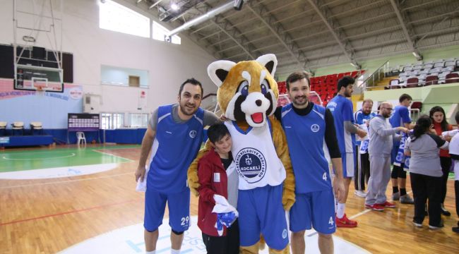 Özel öğrenciler Kağıtspor'un basketbol antrenmanında