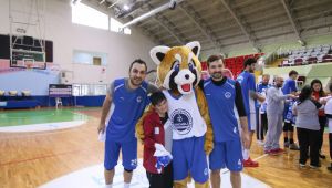 Özel öğrenciler Kağıtspor'un basketbol antrenmanında