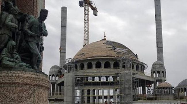 Taksim Camii'nin alemi yerleştirildi