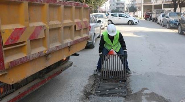TIKANAN YAĞMUR IZGARALARINDA TEMİZLİK SÜRÜYOR
