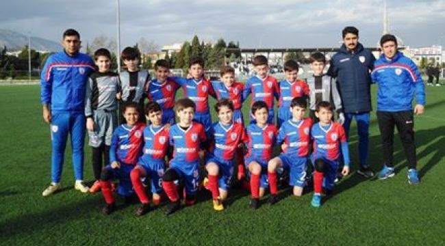YUNUSEMRE MİNİ CUP 2009 DOĞUMLULARDA ŞAMPİYON ALTINORDU OLDU