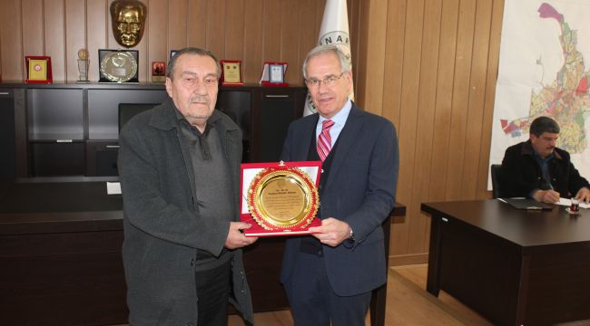 30 Yıllık Muhtar'a Başkan Acar'dan Plaket