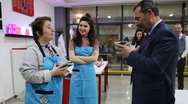 ALEV, BAŞKAN'A PUDİNG YAPTI!