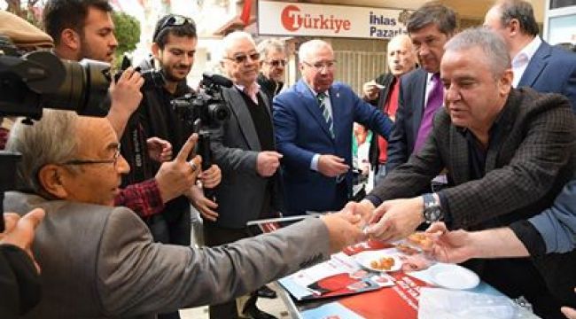 Başkan Adayı Böcek'e büyük sevgi gösterisi