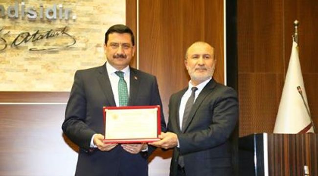 BAŞKAN AK'A TÜRK DÜNYASI ÜSTÜN HİZMET PLAKETİ