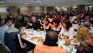 Başkan Akpınar işçilerle kucaklaştı Başkan Akpınar işçilerle kucaklaştı  "5 yıl boyunca onurumla hizmet ettim" 