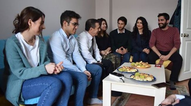 BAŞKAN ATAÇ ÖĞRENCİ EVİNE KONUK OLDU