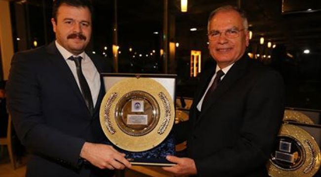 Başkan Bakıcı'dan meclis üyelerine plaket