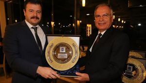 Başkan Bakıcı'dan meclis üyelerine plaket