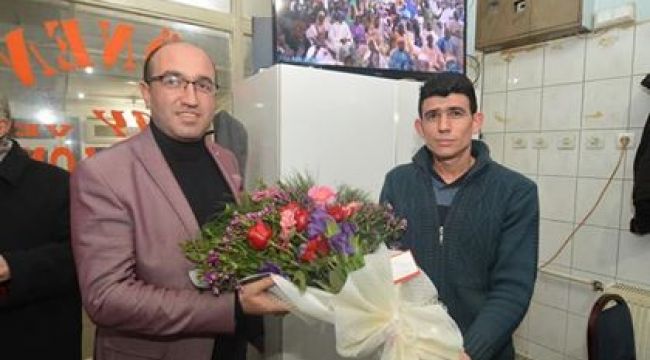 BAŞKAN MUSTAFA ÇÖL ÇİÇEKLERLE KARŞILANIYOR