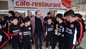 BAŞKAN MUSTAFA ÇÖL'DEN ŞAMPİYONLARA YEMEK