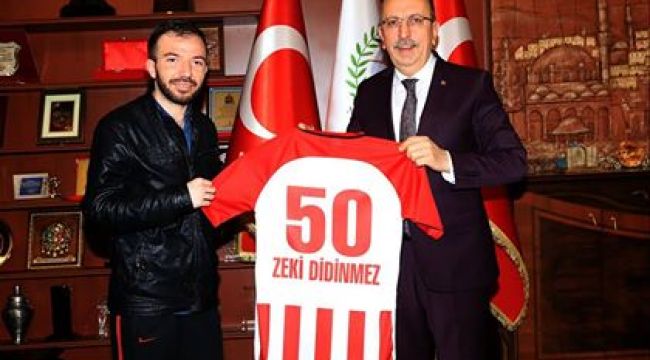 BAŞKAN SEÇEN, AFRİN GAZİSİ DİDİNMEZ'E NEVŞEHİR BELEDİYESPOR FORMASI HEDİYE ETTİ