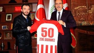 BAŞKAN SEÇEN, AFRİN GAZİSİ DİDİNMEZ'E NEVŞEHİR BELEDİYESPOR FORMASI HEDİYE ETTİ