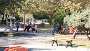 BAYRAKLI'NIN PARKLARINA YENİ OTURMA GRUPLARI