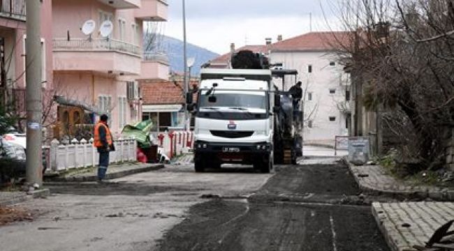 Belediye ekipleri 3 mahallede birden çalışıyor