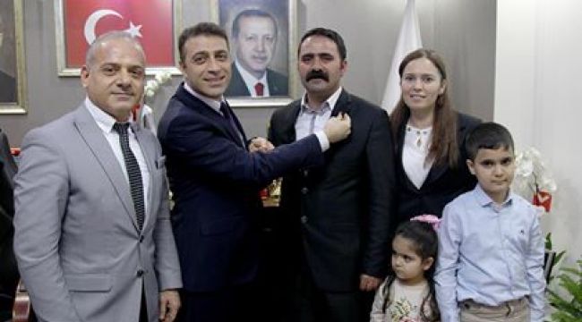 Buca'da CHP'den Ak Parti'ye büyük transfer BALYEMEZ AİLESİ AK PARTİ ROZETİ TAKTI 