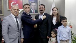 Buca'da CHP'den Ak Parti'ye büyük transfer BALYEMEZ AİLESİ AK PARTİ ROZETİ TAKTI 