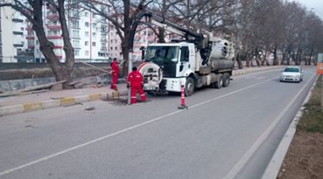 Çankırı Belediyesi Atık Su Kolektör HatlarınıTemizliyor