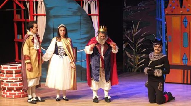 ÇOCUKLAR ÇİZMELİ KEDİ'Yİ ÇOK SEVDİ