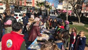 Çocuklar Tarihe Yolculuk Yaptı Yaşıtlarına Oyuncak Dağıttı