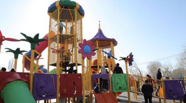 Erzincan Belediyesi'nin Ekşisu mesire alanına kazandırdığı oyun grupları vatandaşlar tarafından büyük beğeni topluyor. 
