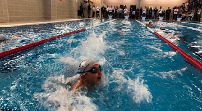 Geleceğin yüzücüleri Bağcılar'da şampiyonluk için kulaç attı