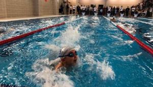 Geleceğin yüzücüleri Bağcılar'da şampiyonluk için kulaç attı