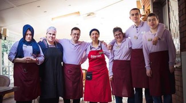 GÖKKUŞAĞI KAFE'NİN ÖZÜNDE SEVGİ VAR