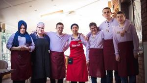 GÖKKUŞAĞI KAFE'NİN ÖZÜNDE SEVGİ VAR