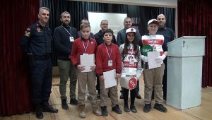 GÖNÜLLÜ 4 ÖĞRENCİ VE 2 ÖĞRETMENE OKUL GEÇİT GÖREVLİSİ SERTİKASI