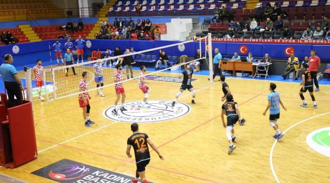 HATAYLI VOLEYBOLCULAR BAŞARIYA DOYMUYOR 
