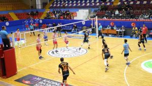 HATAYLI VOLEYBOLCULAR BAŞARIYA DOYMUYOR 