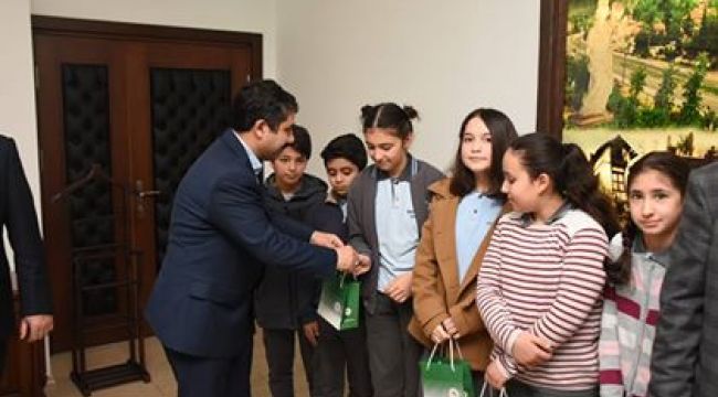 HEDİYELERİNİ BAŞKAN AY'DAN ALDILAR