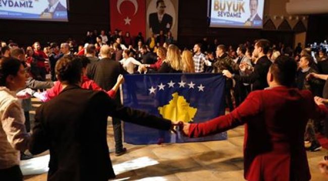KOSOVA' NIN BAĞIMSIZLIĞINA GÖRKEMLİ KUTLAMA