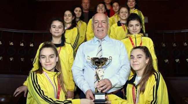 Kupayı Başkan Uyan'a hediye ettiler