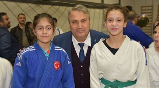 MADALYALARINI BAŞKAN ÇERÇİ'DEN ALDILAR 