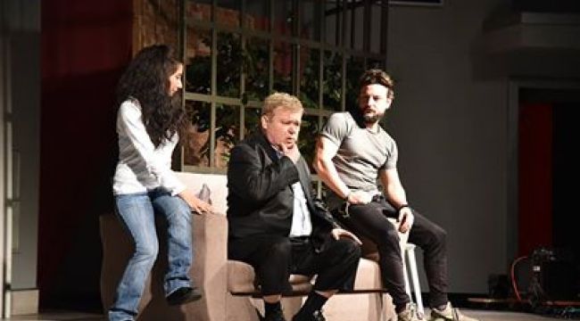 Manisa Tiyatro Dolu Bir Akşam Geçirdi