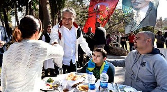 Muratpaşa Belediye Başkanı Ümit Uysal, apartman görevlileri ile buluştu