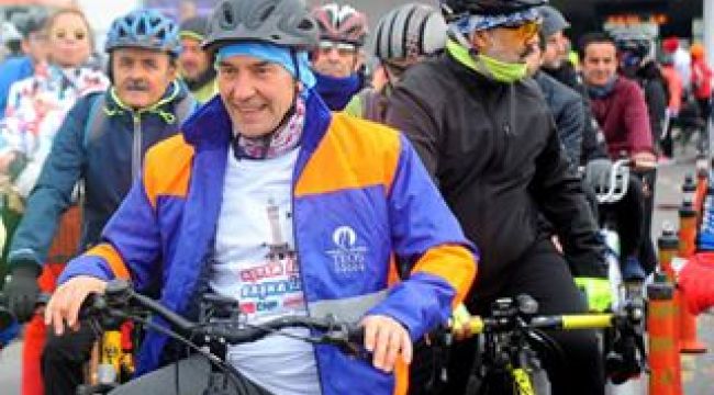 On kilometre bisiklet süren Tunç Soyer büyük coşkuyla karşılandı