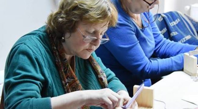 Plastik poşete son vermek için alışveriş filesi örüyorlar