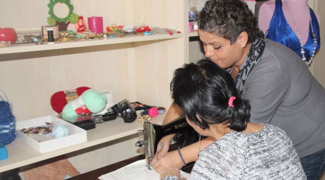 SIĞINMAEVİNDE KALAN KADINLAR ÜRETİYOR  