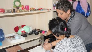 SIĞINMAEVİNDE KALAN KADINLAR ÜRETİYOR  